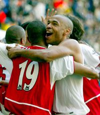 A gólkirályjelölt Thierry Henry (jobbra) vezérletével az Arsenal azért a háromból egy trófeát csak megnyert