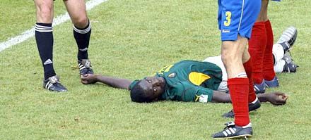 A kameruni Amadou Ahidjo-stadionban telt ház elôtt vettek végsô búcsút Foétól. 2003. július 6-án a csapattársak sorfala elôtt kísérték utolsó útjára a kameruni labdarúgót