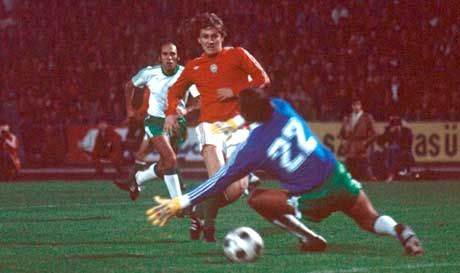 Az 1977-es elsô magyar&#8211;bolíviai mérkôzés (6&#8211;0) 19. percének jelenete: Törôcsik András a kapus hóna alatt a hálóba passzolja a labdát