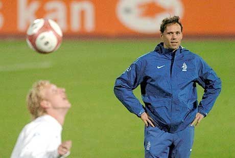 Marco van Basten igazi hadvezérként, csipôre tett kézzel nézi ahogy egyik kedvence, Dirk Kuyt b?völi a labdát