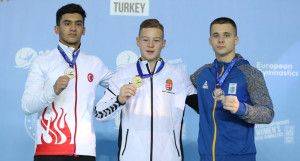 A nyújtó érmesei középen Balázs Krisztiánnal • Forrás: European Gymnastics