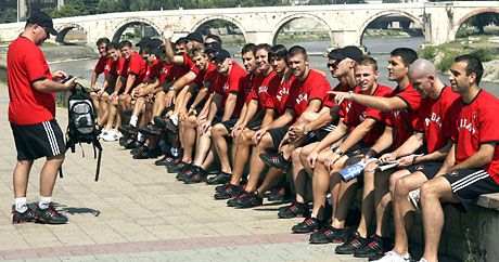Amikor még minden szép volt: a debreceni játékosok boldogan sütkéreztek a szkopjei napsütésben
