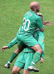 Keblemre, haver! Rósa Dénes Tôzsér Dániel nyakába ugorva ünnepelhette a Ferencváros vezetô gólját