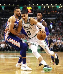 Az Év újonca díjért (is) küzdő Tatum és Simmons többször találkoztak az alapszakaszban Forrás: zimbio.com