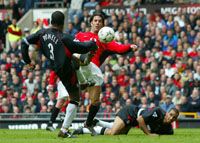 Ruud van Nistelrooy (középen) három gólja közül a másodikat egy szép emelésbôl szerezte a Charlton elleni mérkôzésen