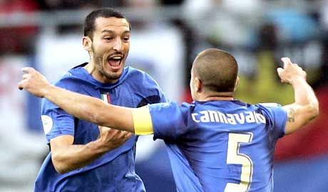 Megelôzve társait elsôként Fabio Cannavaro ugrott Gianluca Zambrotta nyakába, amikor a Juventus védôje már a mérkôzés elején megszerezte az olasz válogatott vezetô gólját Megelôzve társait elsôként Fabio Cannavaro ugrott Gianluca Zambrotta nyakába, amikor a Juventus védôje már a mérkôzés elején megszerezte az olasz válogatott vezetô gólját