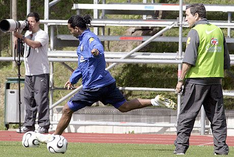 Carlos Alberto Parreira kapitány elégedett lehet Ronaldinho rúgótechnikájával