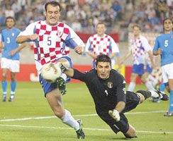 Buffon kapus többnyire túljárt Rapajic eszén, de a legfontosabb párbajt a horvát nyerte