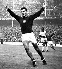 Legendás fotó egy legendás gól után: Farkas János kapásgólja a brazilok ellen a magyar futball történetének egyik legszebb pillanata