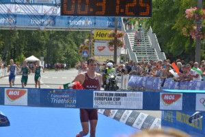 Karai Leventét eufórikus hangulatban várta a közönség a célban Fotó: triatlon.hu