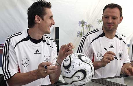 A megkönnyebbülés pillanata: Miroslav Klose (balra) már túl van sokezredik aláírásán, jöhet az újabb áldozat, Jens Nowotny