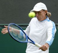 Martina Navratilova egyesben tíz év után elôször lépett pályára Wimbledonban &#8211; ennek örömére egy gémet veszített az elsô körben