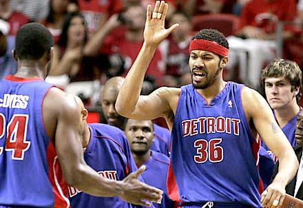 Rasheed Wallace pacsizik Antonio McDyessszal a jól végzett munka örömére (fotók: Reuters)