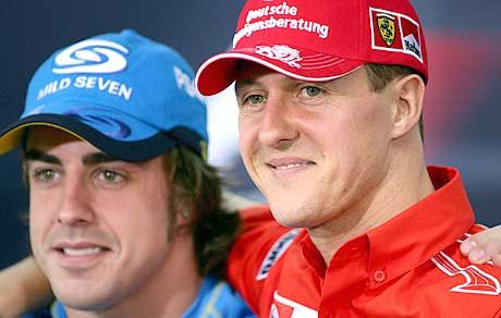 Michael Schumacher (jobbra) kettônél több pontot szeretne lefaragni Fernando Alonsóval szembeni hátrányából