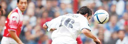 Pellegrino a Vélez második gólját fejeli &#8211; részben neki köszönhetô, hogy a listavezetô megtriplázta elônyét