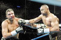 Roy Jones Junior (jobbra) pályafutása huszonkettedik gyôzelmét könyvelhette el világbajnoki címmérkôzésen (Fotó: Reuters/Steve Marcus)