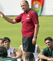 A karmester, Luiz Felipe Scolari ragyogóan dirigálja a portugál válogatottat