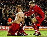 John Arne Riise (balra) fantasztikus ballábas lövésével egyenlített elôször a Liverpool az Arsenal elleni összecsapáson