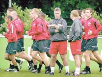Guus Hiddink (középen) a nyolcvanas években egyszer már csodát tett a PSV-vel, most újabb nagy bravúrra készül (Fotó: Reuters)
