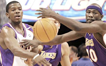 Jumaine Jones (20-as mezben) nem az egyetlen Lakers-játékos, aki idén nem igazán boldogult a labdával