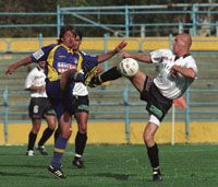 Véber György (balra) és csapata nehéz feladat elôtt áll: a REAC vasárnap a másodosztály eddigi legjobbját, a PMFC-t fogadja