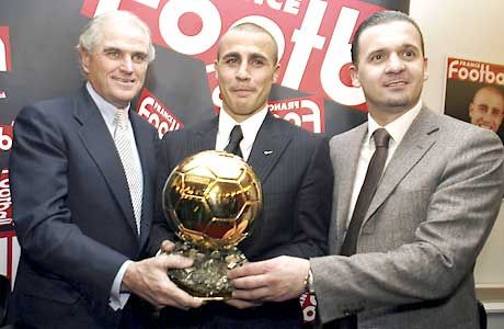 Fabio Cannavaro (középen) joggal lehet büszke az Aranylabdára, klasszikus védôjátékosként kapta meg a díjat