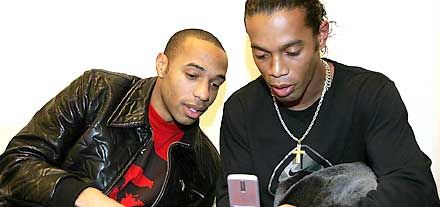 Henry (balra) talán már Rijkaard edzô telefon-számát kéri el Ronal-dinhótól (Fotó: Imago)