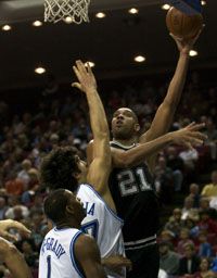 Tim Duncan (21) 33 mezônydobásából 19-et célba juttatott, erre nem volt ellenszer