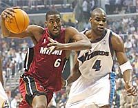 A lendületes Eddie Jones (Miami) tör be a magát kissé megadó Antawn Jamison (Washington) mellett (fotó: Reuters)