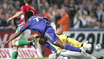 Vincze Ottó (balra) most a saját bôrén tapasztalhatta, hogy bizony a sztárcsapatok játékosai kullancsként tapadnak rá, éppen úgy, mint a francia Florent Malouda, aki ráadásul még gólt is szerzett mellôle (Fotó: Németh Ferenc)