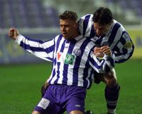 A jubiláló védônek, Tamási Zoltánnak (balra) kétszer is gratulálhatott Horváth Ferenc