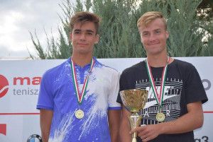 Fajta Péter (balról) triplázott a vidékbajnokságon. Korosztályában egyéniben és párosban is első lett, az U18-as csapatbajnokságban pedig Kisantal Dominik odalán (képünkön) lett bajnok
