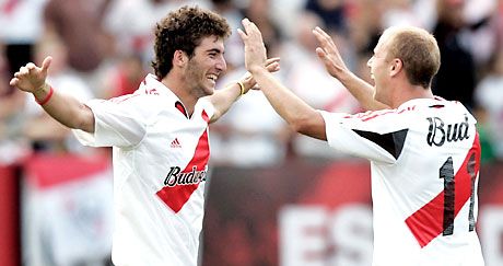 Higuain (balra) és Figueroa szerezte a River Plate elsô két gólját