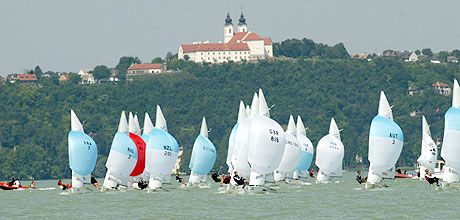 Kedden csak álmodhattak a résztvevôk arról, hogy ilyen dagadó vitorlákkal versenyezzenek a Balatonon