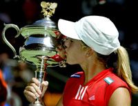 Kevesebb mint egy éven belül ez már a harmadik Grand Slam-trófea, amelyet megcsókolhat Justine Henin-Hardenne