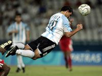 Carlos Tévez az olimpián már sikerre vezette hazája csapatát, most a világbajnoki selejtezôkön teheti meg ugyanezt