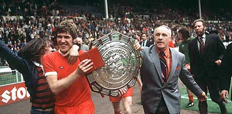 Bill Shankly (jobbra) és Emlyn Hughes szállította a trófeákat az Anfield Roadra