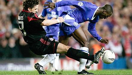 A Bayern játékosai sokszor még így sem tudták megállítani a londoniakat. A képen Owen Hargreaves és Claude Makelele (fotók: Reuters)KATTINTSON A KÉPRE, ÉS NÉZZE MEG FOTÓGALÉRIÁNKAT!