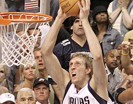 Dirk Nowitzki zsákol – a Dallas támadó kosárlabdában felülmúlta a Sunst (fotók: Reuters)