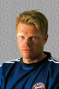 Oliver Kahn a Bayern Münchennél marad