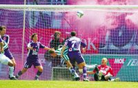 Fô a biztonság, és nem csak a futballkapu elôtt &#8211; a lila köd csütörtökön a Puskás-stadiont boríthatja be (Fotó: M. Németh Péter)