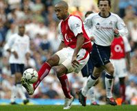 Thierry Henry (balra) az elôzô idényben tarolt, csapatával bajnoki címet szerzett, ô pediga Premier League legjobb játékosa, gólkirály és európai aranycipôs lett &#8211; az új szezonban ismétlésre készül