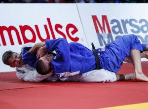 Vég Zsombor (fehérben) junior-világbajnoki bronzot érő fojtása Forrás: IJF