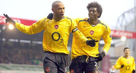 Thierry Henry (balra) a 200., míg Emmanuel Adebayor az 1. gólját szerezte az Arsenal mezében