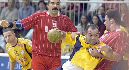 A magyar bajnoki rangadón fôszereplô volt a szerb válogatott Djurkovics (labdával), Vujin (jobbra), valamint Matics (15), és az újvárosiak védekezésének oszlopa, Rosta Miklós (9)