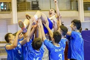 A gyermekcsapat tagjai edzőjüket, Pető Tamarát dobálják a levegőbe a győzelem után Forrás: Sümeg Röplabda Egyesület Facebook