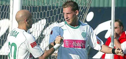 Gólszerzôk egymás közt: a harmadik Fradi-találatot jegyzô Gyepes Gábor (jobbra) fogadja a második hazai gólt elérô Rósa Dénes gratulációját (Fotó: M. Németh Péter)