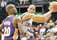 Nagy volt a különbség Indianában, de Gary Payton és a jubiláló Reggie Miller jelenete is igazolja: nem múlhatott egy hajszálon&#8230;