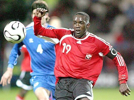 A trinidadi fedélzeten a korábban a Manchester Unitedben profiskodó Dwight Yorke az elsô tiszt