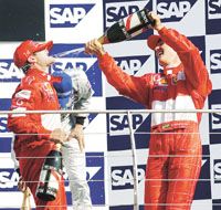 Michael Schumacher (jobbra) a szoros befutóval akarta kimutatni, mennyire egyenlônek tartja magát Rubens Barrichellóval